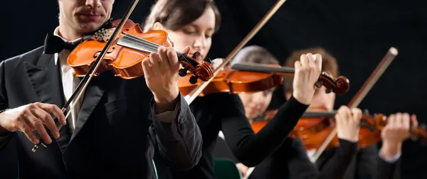 Violinorchester tritt auf — Stockfoto