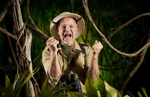 Explorador perdido à noite na floresta — Fotografia de Stock