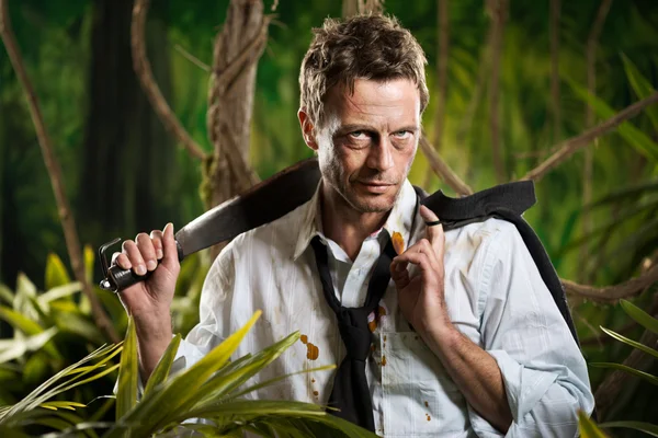 Zakenman met machete lopen in de jungle — Stockfoto