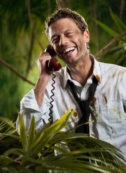 Geschäftsmann telefoniert im Dschungel — Stockfoto