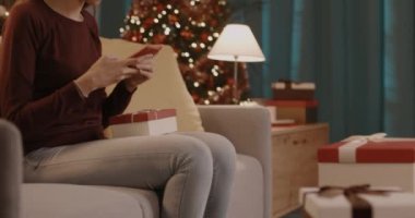 Mutlu kadın Noel hediyesiyle selfie çekiyor.