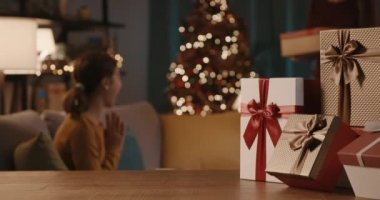 Anne ve kızı Noel hediyelerini değiştiriyor.