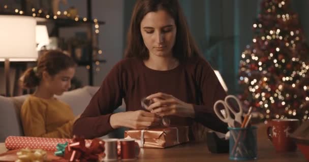 Mujer preparando regalos de Navidad en casa — Vídeo de stock