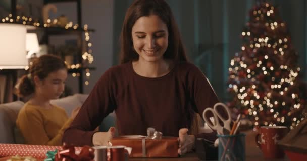 家でクリスマスプレゼントを準備する女性 — ストック動画