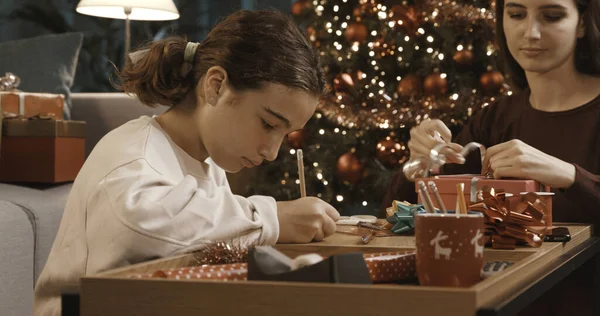 Systrar Förbereder Julklappar Och Skriver Kort Tillsammans Hemma — Stockfoto