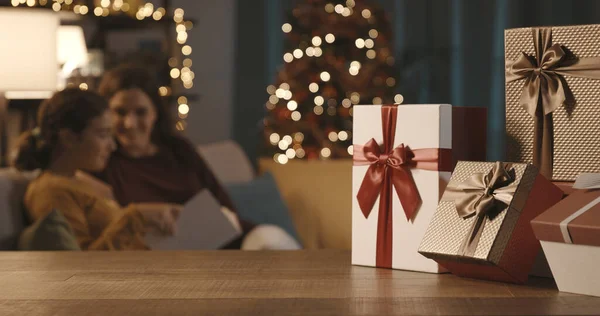 Lycklig Mor Och Dotter Tillbringa Tid Tillsammans Semestern Julklappar Förgrunden — Stockfoto