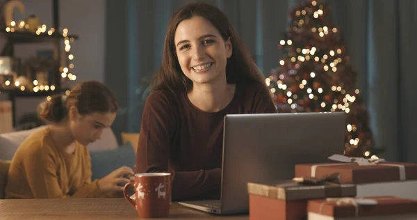 Glückliche Junge Frau Die Schreibtisch Sitzt Und Weihnachtstag Online Geht — Stockfoto