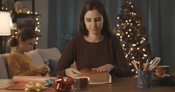 Mujer Preparando Regalos Navidad Casa Hermana Está Sentada Fondo — Foto de Stock