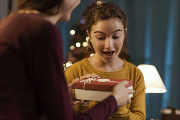 Glückliches Mädchen Erhält Ein Schönes Weihnachtsgeschenk Von Ihrer Mutter — Stockfoto