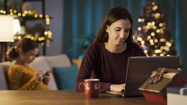 Familie Thuis Tijdens Kerstvakantie Een Vrouw Typt Voorgrond Laptop — Stockfoto