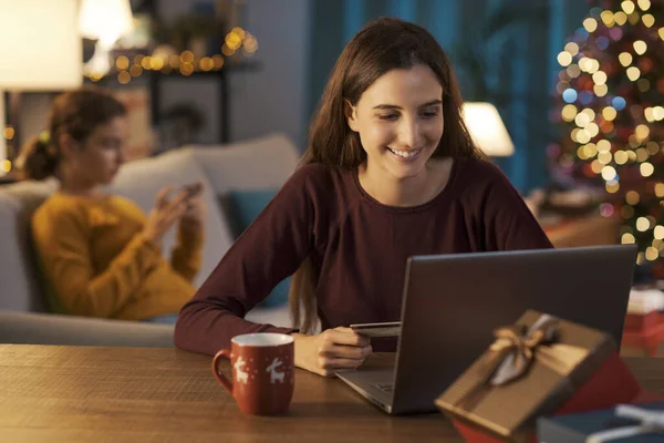 Gelukkige Jonge Vrouw Doet Online Winkelen Met Kerstmis Met Behulp — Stockfoto