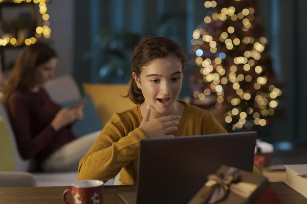 Nettes Mädchen Das Weihnachten Mit Einem Laptop Online Geht Ist — Stockfoto