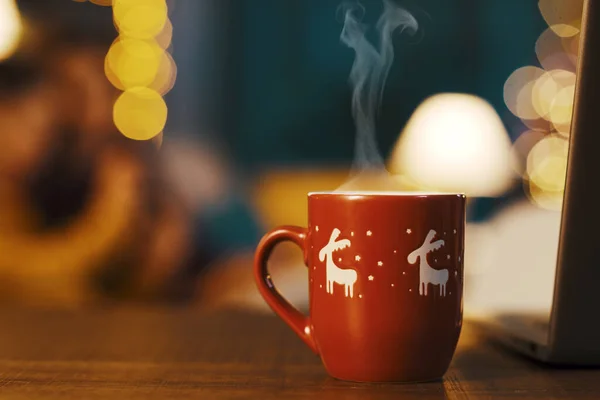精美的圣诞杯 背景是热咖啡和彩灯 — 图库照片