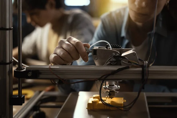 Studenti Intelligenti Che Utilizzano Una Stampante Computer Portatile Ingegneria Prototipazione — Foto Stock