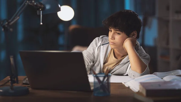 Adolescente Sentado Mesa Casa Conectando Com Seu Laptop Ele Está — Fotografia de Stock