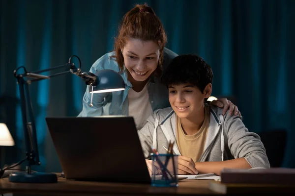 Fiatal Diákok Csatlakoznak Egy Laptop Nézi Online Osztályok — Stock Fotó
