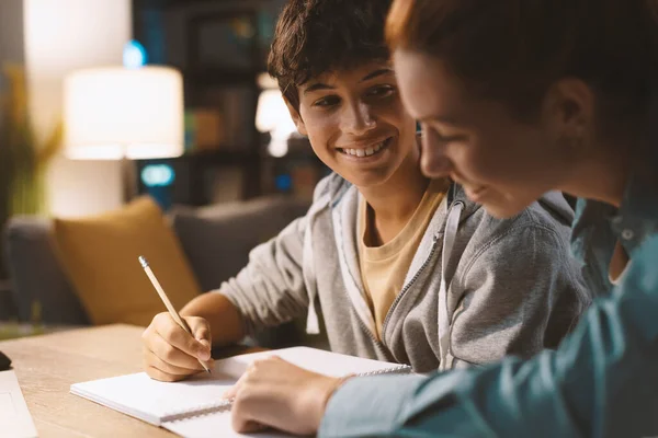 Unga Glada Studenter Gör Läxor Tillsammans Hemma — Stockfoto