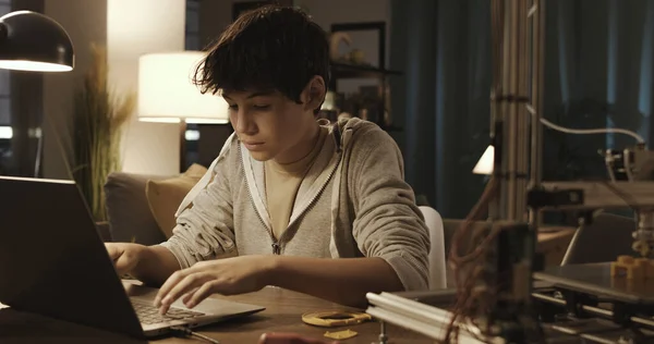 Adolescente Aprendendo Impressão Casa Ele Está Digitando Laptop — Fotografia de Stock