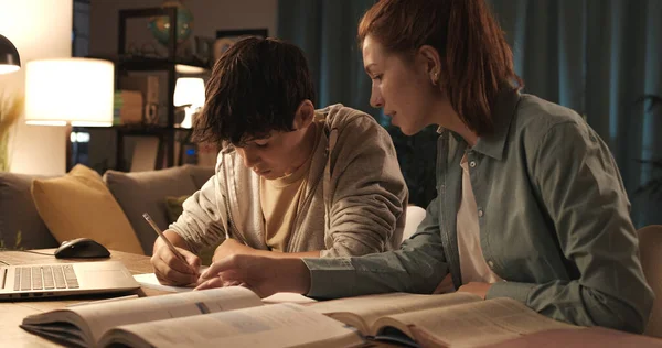 Joven Tutor Ayudando Estudiante Con Tarea Ella Está Revisando Corrigiendo —  Fotos de Stock