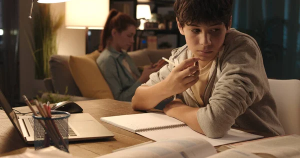 Junger Student Sitzt Hause Schreibtisch Und Erledigt Hausaufgaben Lern Und — Stockfoto
