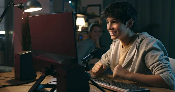 Boy Ansluta Online Natten Och Spela Spel Underhållning Och Spel — Stockfoto
