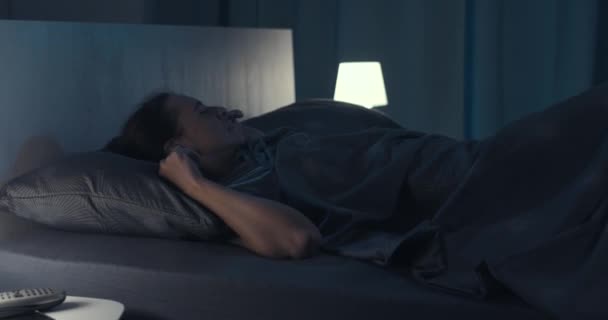 Donna che soffre di insonnia nel suo letto — Video Stock