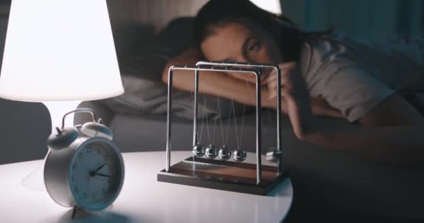 Грустная женщина, страдающая бессонницей в постели — стоковое видео