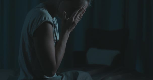 Женщина, страдающая бессонницей ночью — стоковое видео