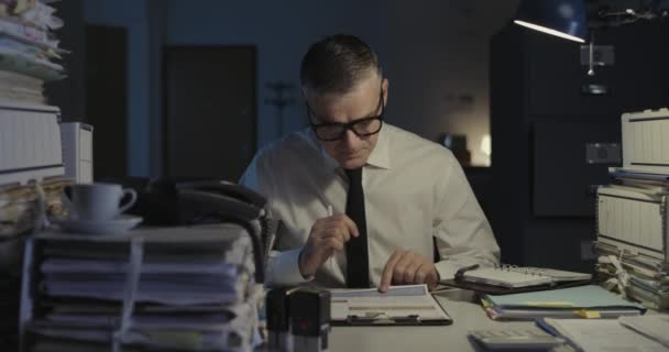 İş adamı çalışıyor ve takvimi kontrol ediyor — Stok video