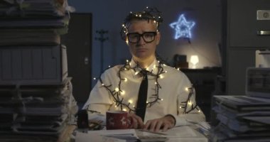 Üzgün işadamı Noel günü çalışıyor