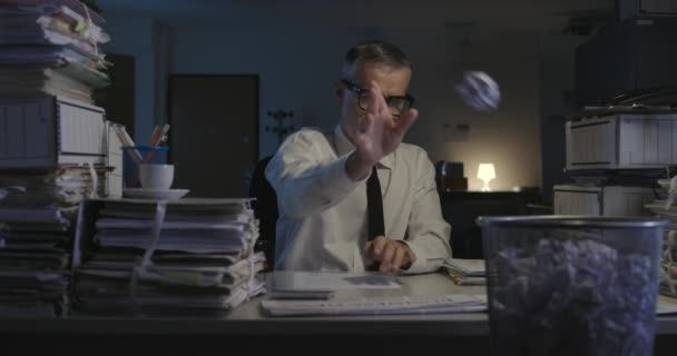 Omul de afaceri aruncă hârtii în coşul de gunoi — Videoclip de stoc