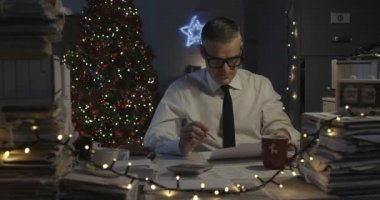 Üzgün işadamı Noel günü çalışıyor