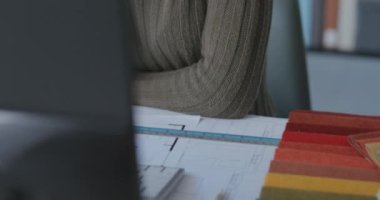 Yaratıcı iç mimar çalışıyor