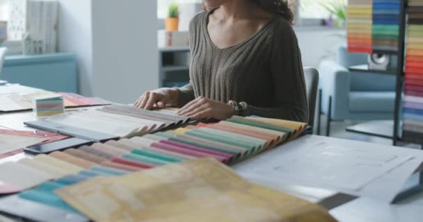 Decorador profesional eligiendo muestras de tela — Vídeo de stock