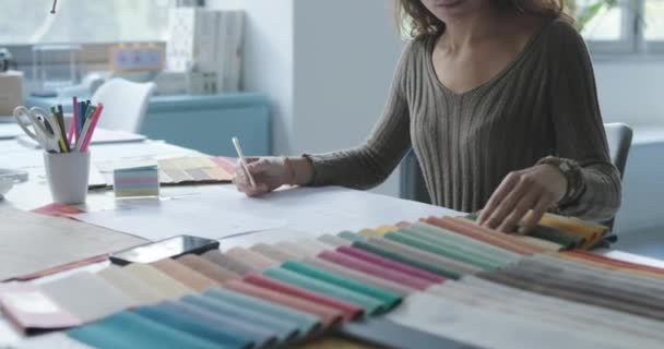 Yaratıcı ev dekoratörü kumaş örnekleri seçiyor — Stok video
