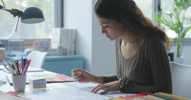 Mladý kreativní návrhář kreslí podle plánu domu — Stock video