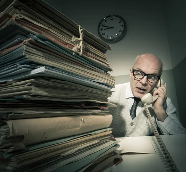 Homem de negócios vintage ao telefone — Fotografia de Stock