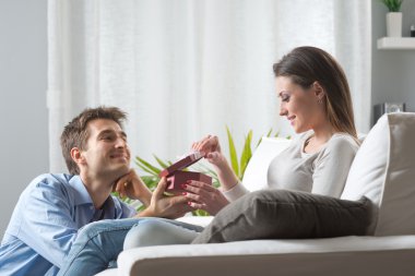 hediye ile Romantik Çift