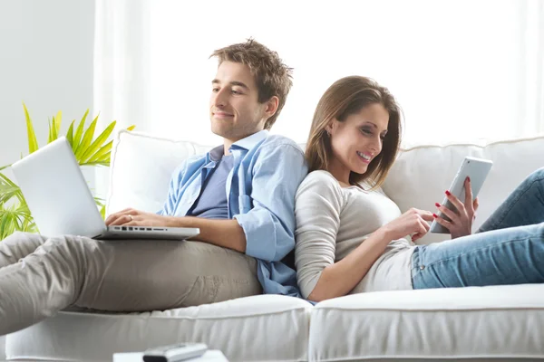 Couple surfing the net at home — Stock Photo, Image