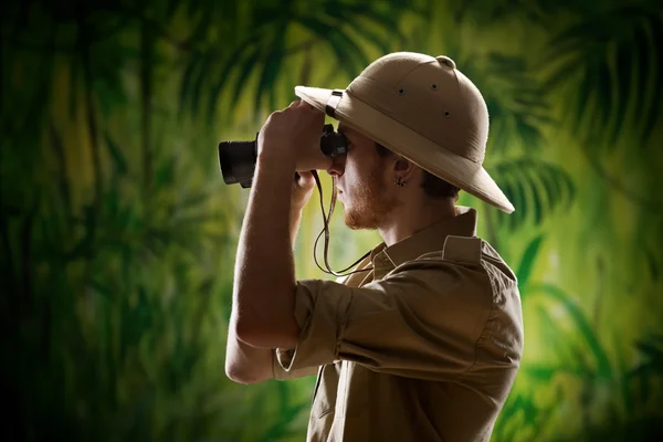 Giovane esploratore che guarda attraverso il binocolo — Foto Stock