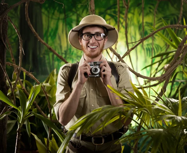 Jonge fotograaf in de jungle — Stockfoto