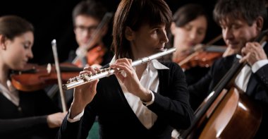 Klasik müzik konseri: flütçü yakın çekim