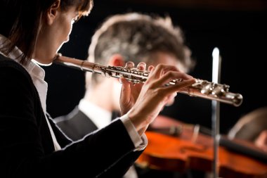 Symphony orchestra performansı: flütçü yakın çekim