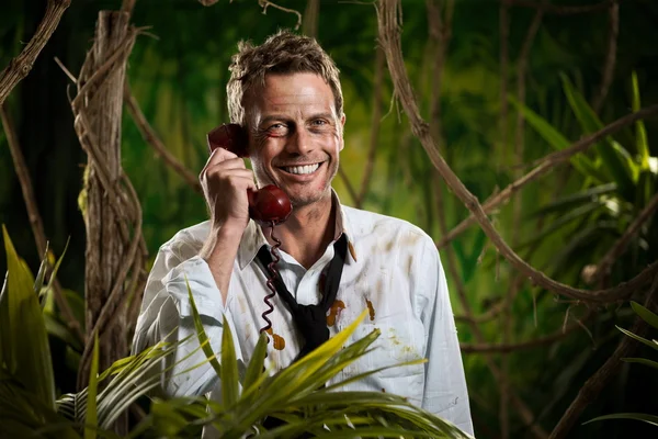 Telefoongesprek in jungle wildernis — Stockfoto