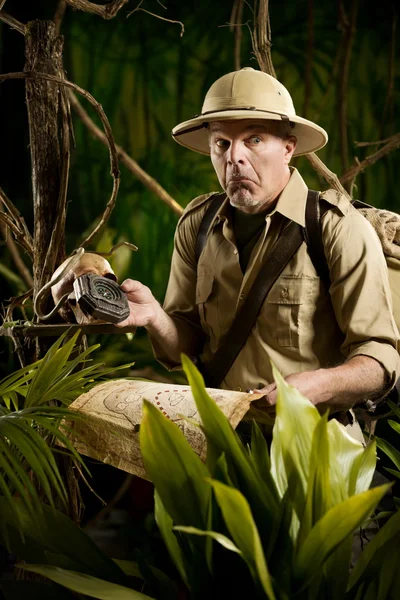 Avonturier verloren in de jungle — Stockfoto