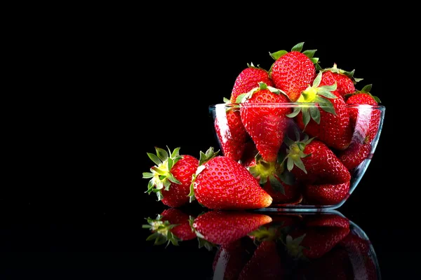 Leckere Erdbeeren in einer Schüssel — Stockfoto