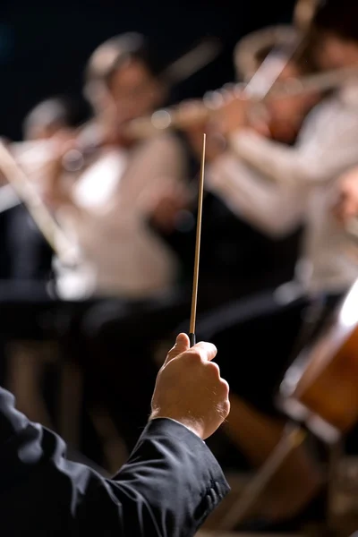 Orkest dirigent op het podium — Stockfoto