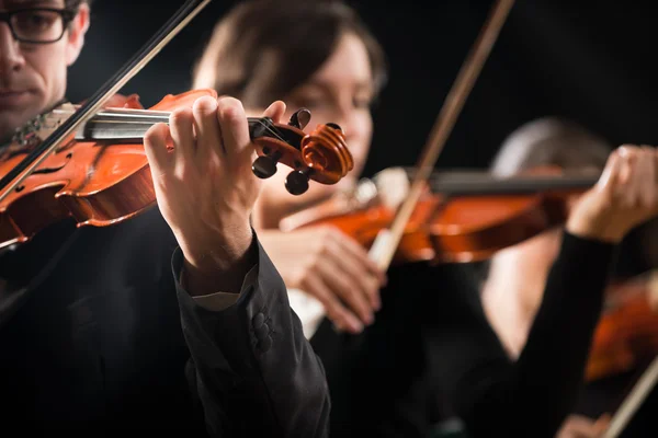 Orquestra de violino tocando no palco — Fotografia de Stock