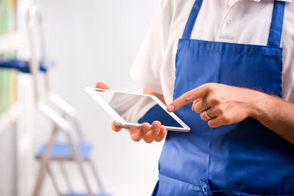 Sales clerk using tablet — Stock Photo, Image