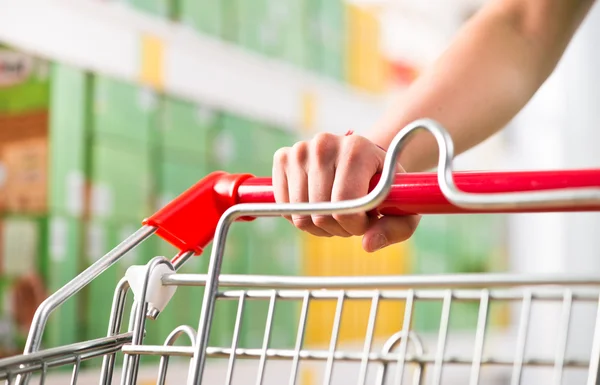 Carrinho de jantar e prateleira de supermercado — Fotografia de Stock